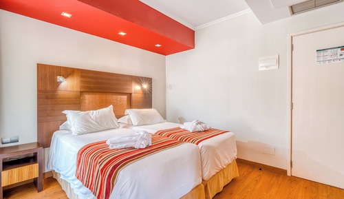Habitación básica con 2 camas individuales, vistas al jardín