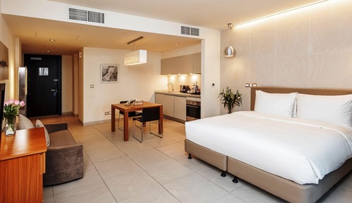 Estudio, 1 cama de matrimonio grande, balcón
