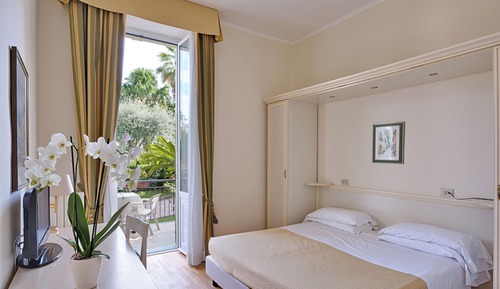 Habitación estándar con 1 cama doble o 2 individuales, balcón