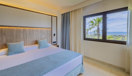 Suite junior, vistas al mar (4 adults, 3 children)