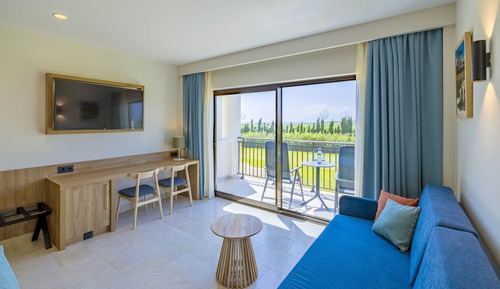 Habitación doble superior, vistas parciales al mar (Impressive - 3 adults and 1 child)