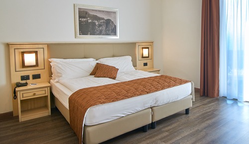 Habitación estándar con 1 cama doble o 2 individuales, 2 camas individuales, vistas al jardín