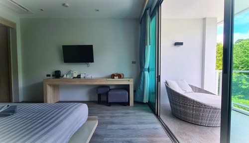 Deluxe Pool View Suites