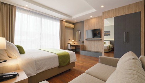 Deluxe connecting room