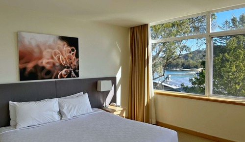 Habitación superior con 1 cama doble o 2 individuales, bañera de hidromasaje, vistas al río