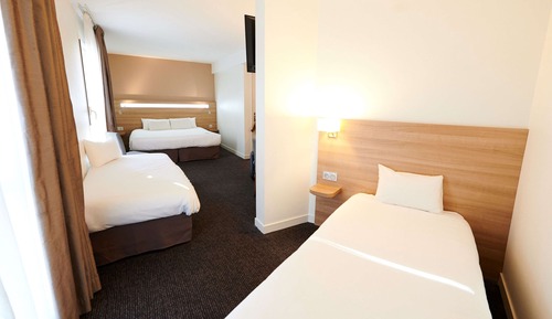 Habitación superior, varias camas