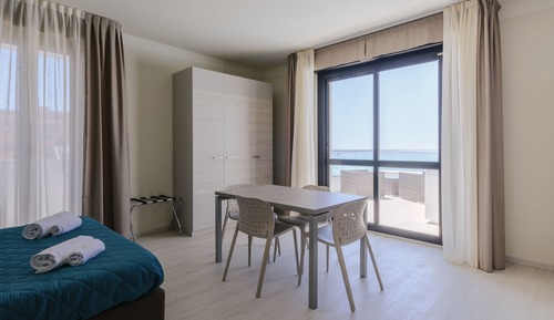Estudio superior, terraza, vistas al mar