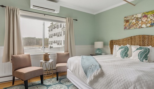 Suite (Inn Queen with Two Twins)