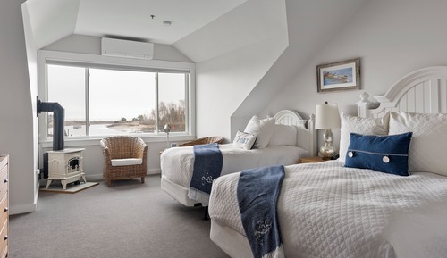 Portside Queen with twin bed 
