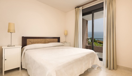 Apartamento de lujo, 2 habitaciones, terraza, vistas parciales al mar