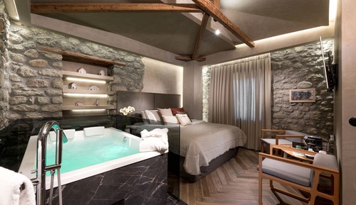 The Stone Room with Hot Tub