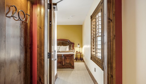 Deluxe King Suite
