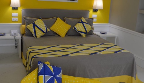 Suite junior, terraza, vistas a la colina (Lemon)