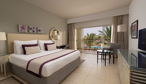 Habitación superior, vistas a la piscina (Queen or Twin Bed)