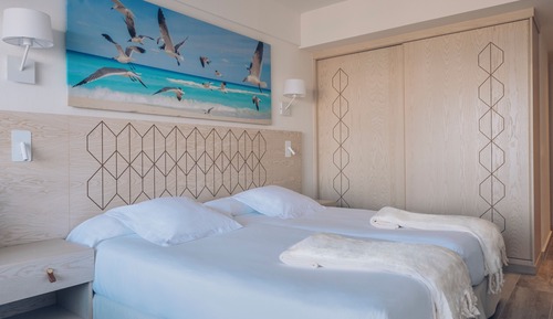 Habitación doble, habitaciones comunicadas, vistas parciales al mar (3 Adults & 3 Children)