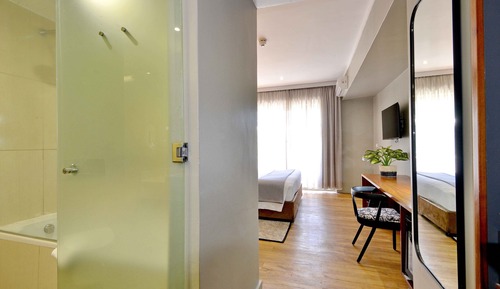 Habitación Deluxe con 2 camas individuales, 1 cama doble, baño privado, vistas al jardín