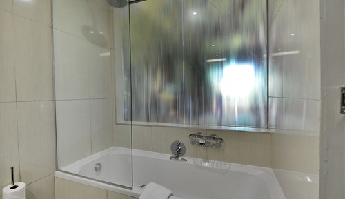 Habitación superior con 2 camas individuales, 2 camas individuales, baño privado, vistas al jardín