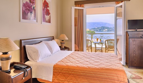 Habitación con 1 cama doble o 2 individuales, vistas parciales al mar