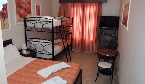 Habitación cuádruple, vistas parciales al mar