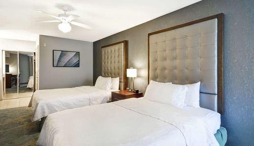 Suite, 2 camas de matrimonio, no fumadores (Mobility & Hearing, Roll-in Shower)
