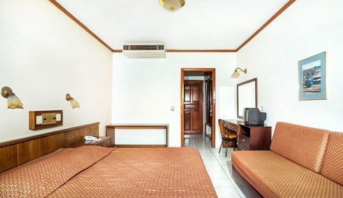 Habitación doble, vistas parciales al mar