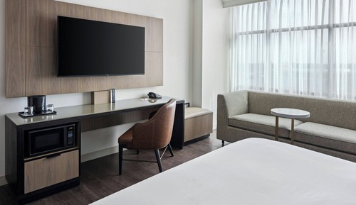 Habitación Club, 1 cama de matrimonio grande con sofá cama (Mobility/Hearing Access, Roll-In Shwr)