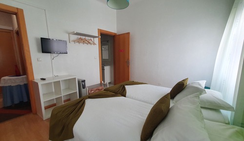 Habitación con 2 camas individuales, baño privado