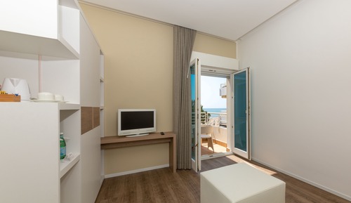 Suite familiar, 2 habitaciones, balcón, vistas parciales al mar (Beach access included)