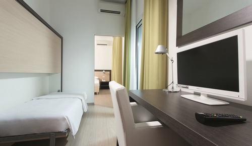 Habitación familiar con 1 cama doble o 2 individuales (Beach access included)