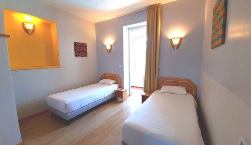 Habitación Confort con 2 camas individuales, baño privado, vistas al mar