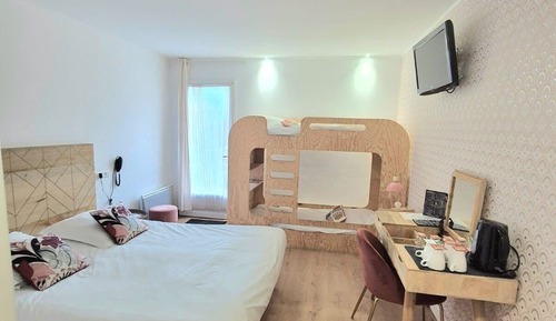 Habitación cuádruple familiar, baño privado (baignoire Acces jardin)