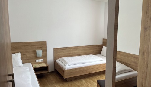 Habitación básica con 2 camas individuales