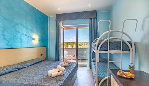 Habitación familiar, balcón, vistas al mar