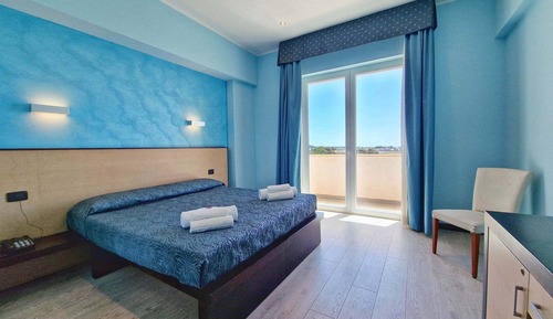 Habitación con 1 cama doble o 2 individuales, balcón, vistas al mar
