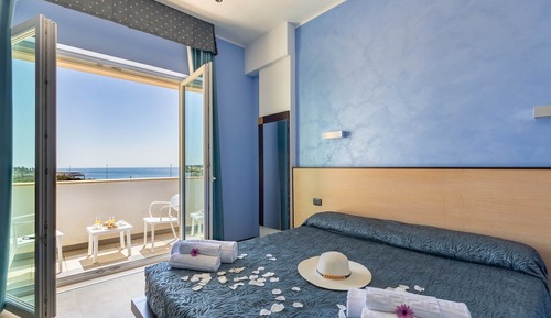 Habitación triple estándar, balcón, vistas al mar