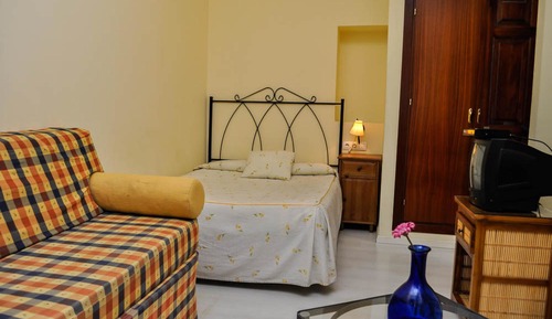 Estudio superior, 1 cama doble, cocina básica, planta baja