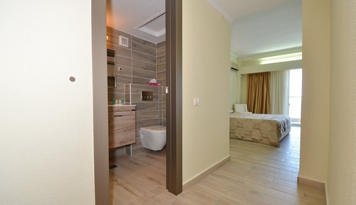 Habitación superior con 1 cama doble o 2 individuales, vistas al mar