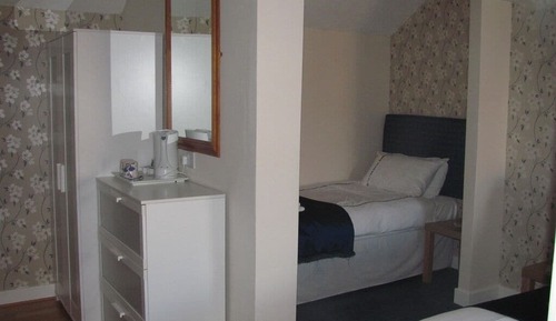 Habitación triple, baño privado (Suitable For 3 Adults)