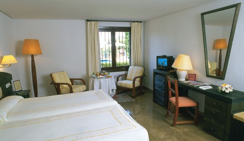 Habitación estándar con 2 camas individuales (2 Adultos y 1 Niño)