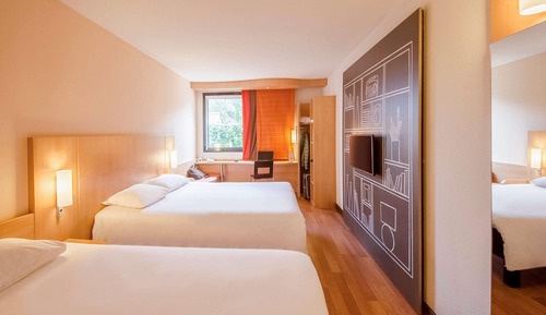 Habitación (1 double bed and 1 single bed)