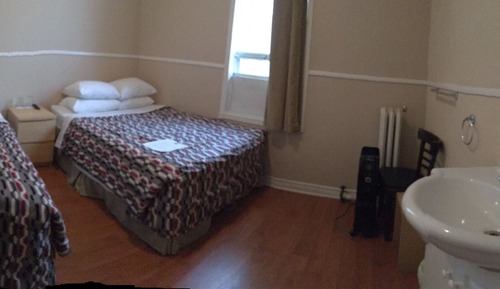 Habitación básica con 1 cama doble o 2 individuales, baño compartido
