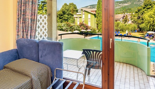 Camera doppia con letti singoli vista piscina