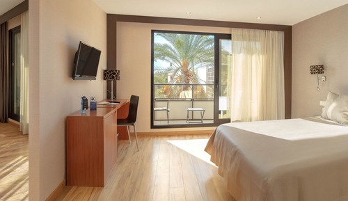 Suite junior, balcón (3 Adults and 1 Child)