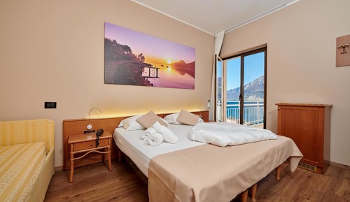 Habitación Confort con 1 cama doble o 2 individuales, 1 habitación, balcón, vistas al lago