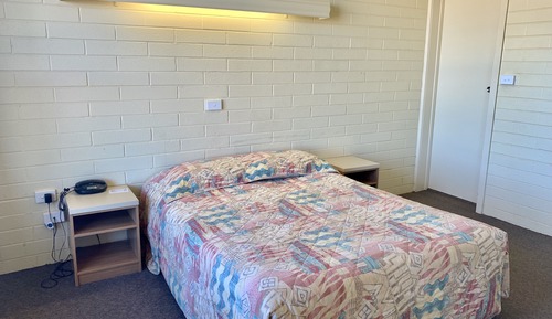 Habitación básica con 1 cama doble o 2 individuales