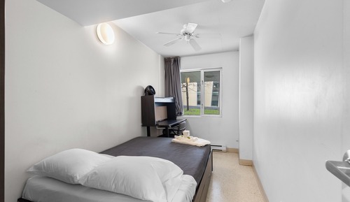 1 chambre dans un appt de 4 chambres