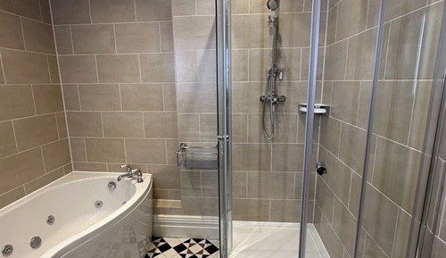 Habitación triple exclusiva, varias camas, bañera de hidromasaje, planta baja