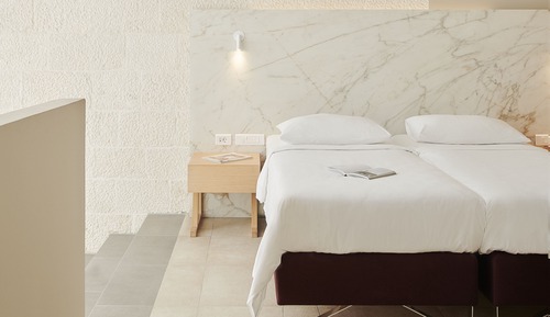 Habitación Deluxe con 1 cama doble o 2 individuales, balcón, vistas parciales al mar