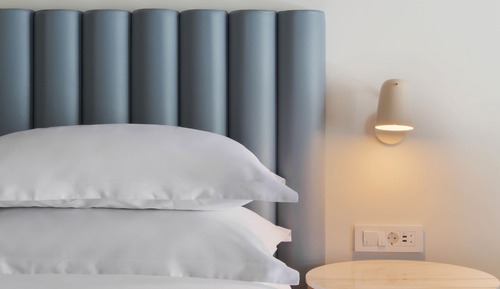 Habitación estándar con 1 cama doble o 2 individuales, balcón, vistas parciales al mar