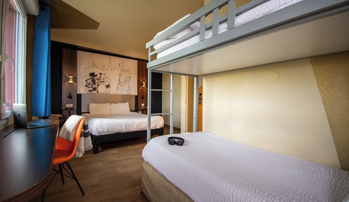 Habitación familiar, varias camas, balcón